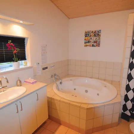 Holiday 35 With Hot Tub Holiday home *